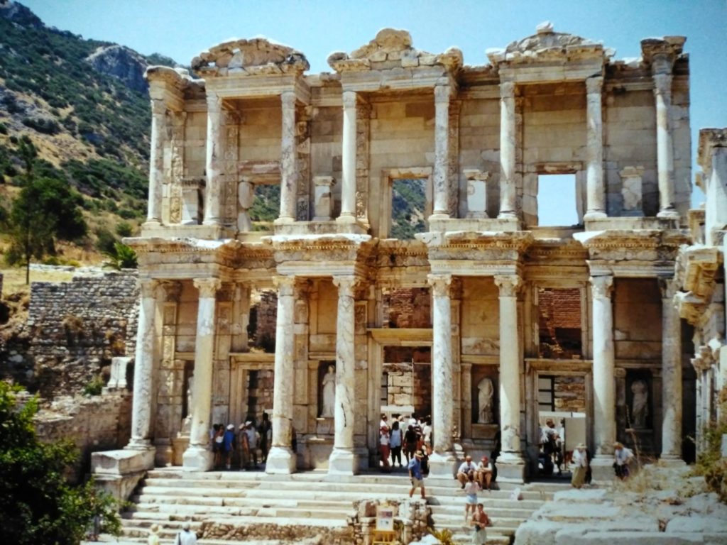 ローマ時代の世界遺産エフェソスの巨大図書館跡