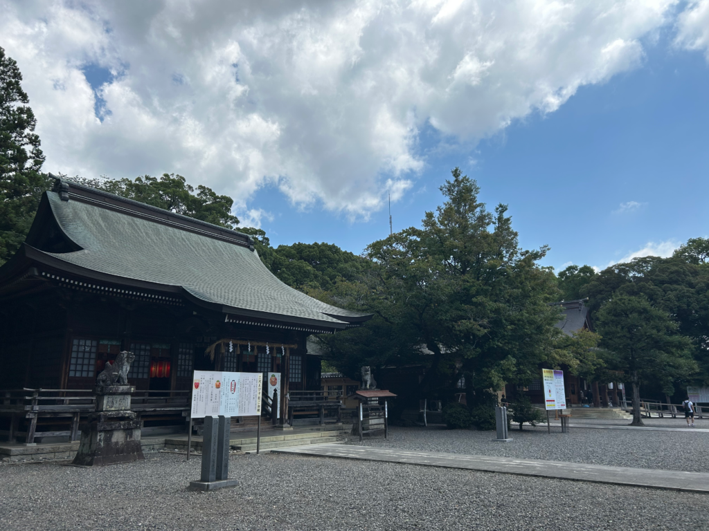 砥鹿神社里宮の境内