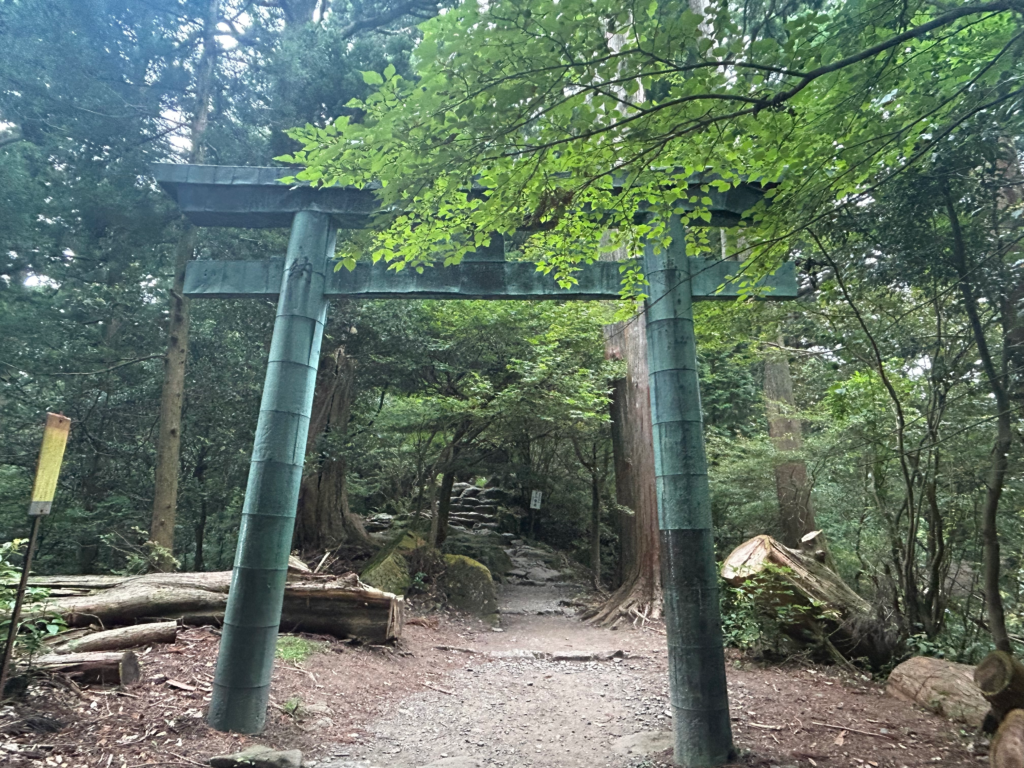 本宮山第一神域の堺の青銅色の鳥居