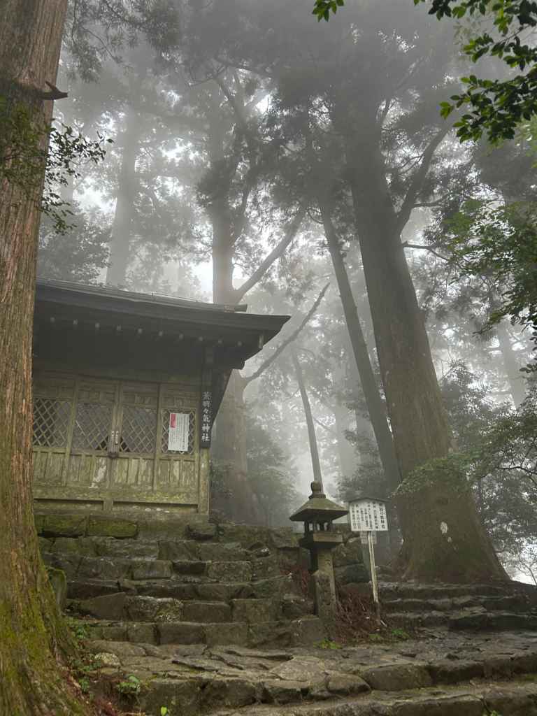 霧に包まれた荒羽々気神社