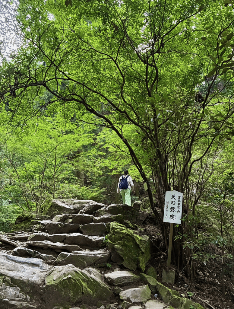 砥鹿神社奥宮の神域にある磐座
