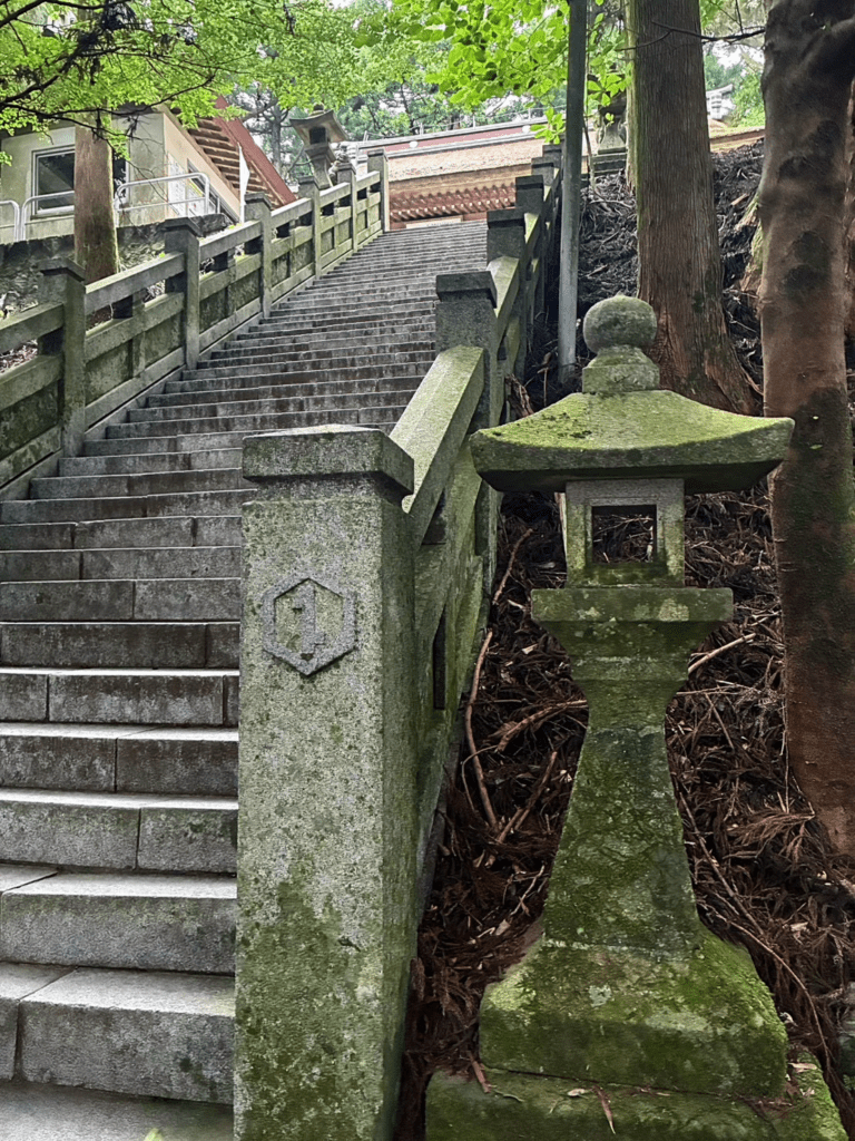本宮山奥宮へ続く階段