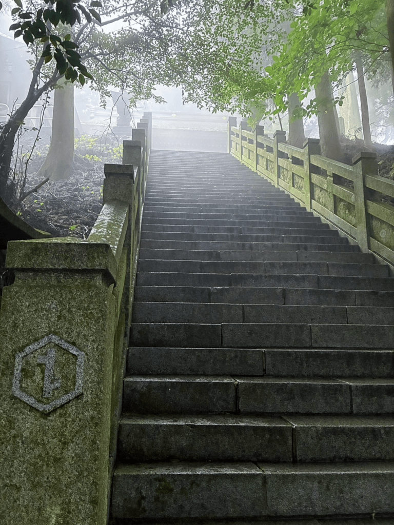 砥鹿神社奥宮へ続く霧に包まれた階段