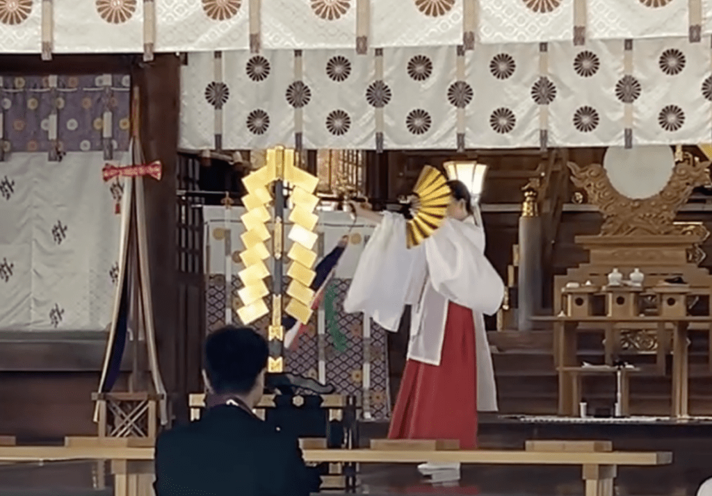 砥鹿神社本殿での巫女舞