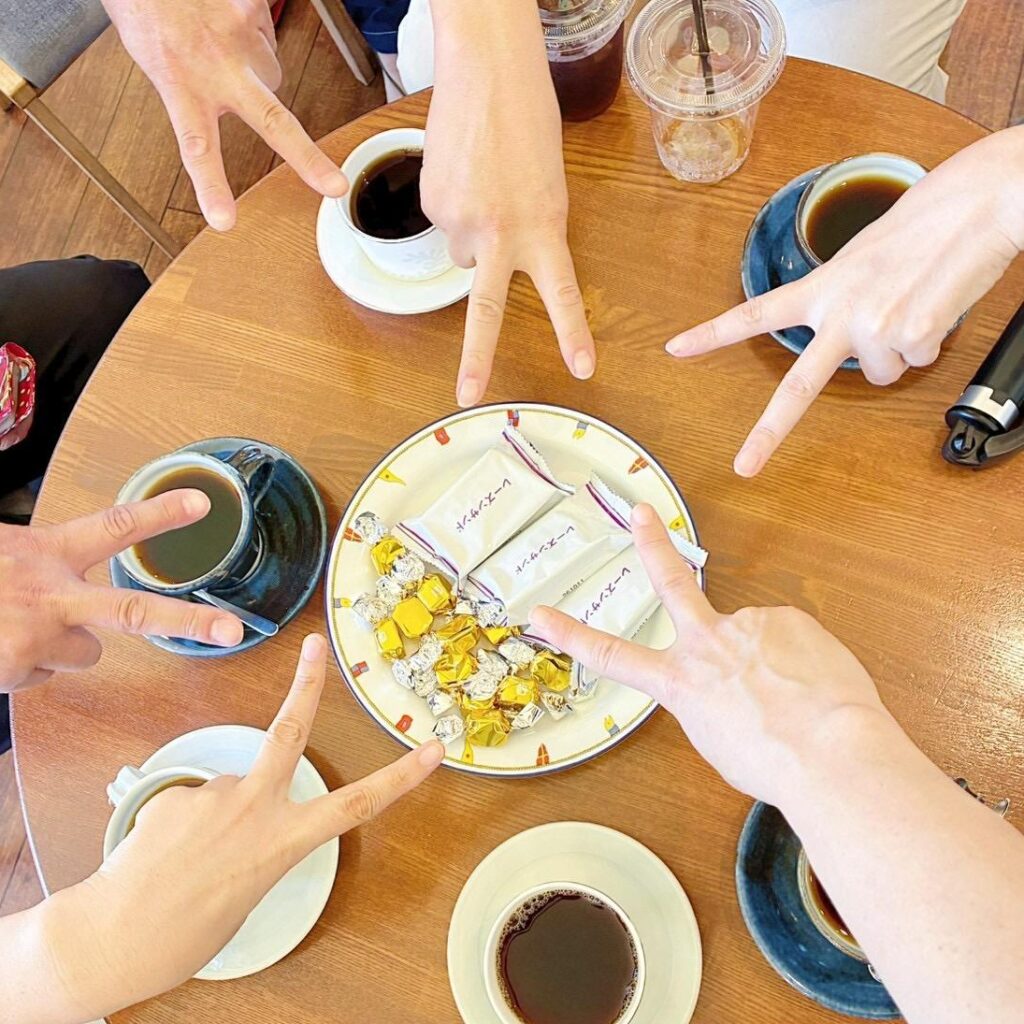 演奏の後のコーヒーで記念撮影